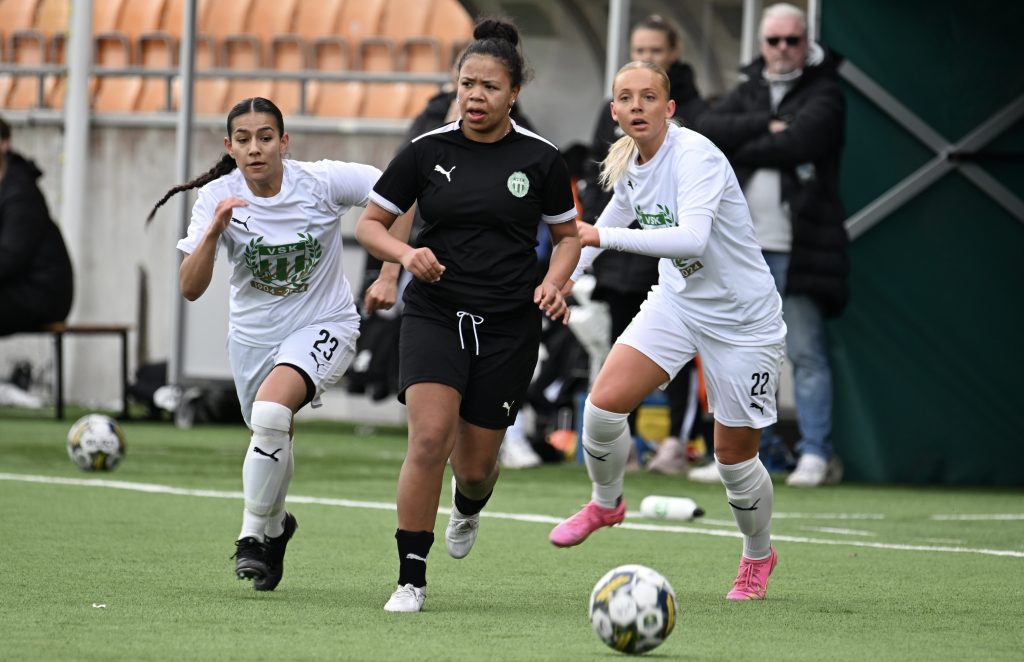 VSK Fotbolls damlag spelade en internmatch mot klubbens F17 lag under lördagen. 